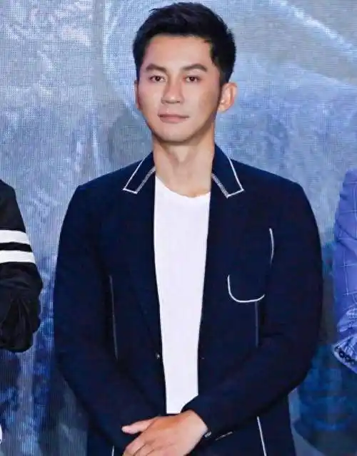 52岁闫妮与44岁李晨宣布恋爱:两人私下聚会照泄露,网友热议_时尚_年龄