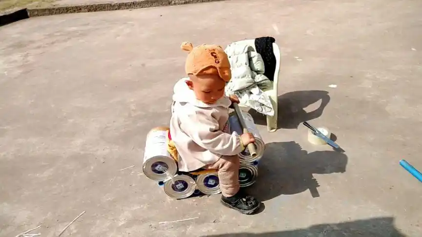 二妹在家闲得发慌,奶粉罐子给娃做了个木马摇摇椅