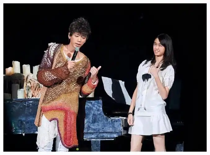 其次,她对苏见信与张钰凰所生的女儿"小丸子",也视如己出般疼爱,更令