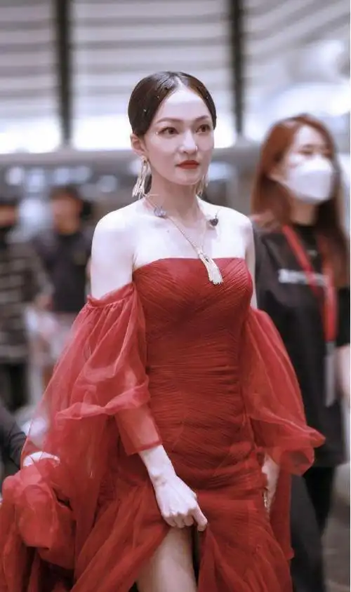 张韶涵穿抹胸纱裙现身肌肉紧致身材火辣39岁实现逆生长