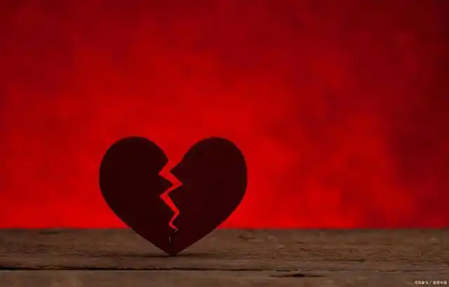 婚外情中的感情,其实从开始就是岌岌可危的.