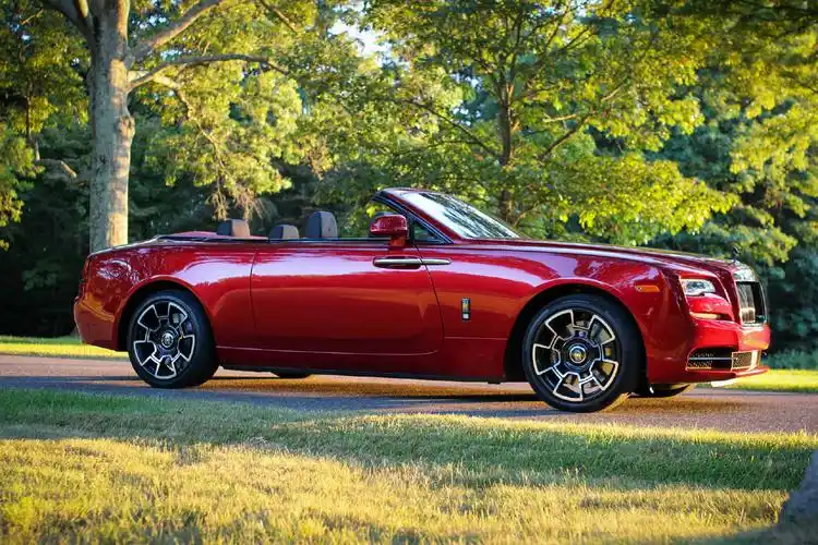 劳斯莱斯曜影blackbadge红色软顶敞篷车
