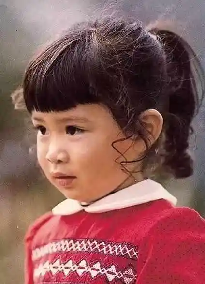 佘诗曼曝光童年罕见照粉丝却都被娃娃脸给萌翻了