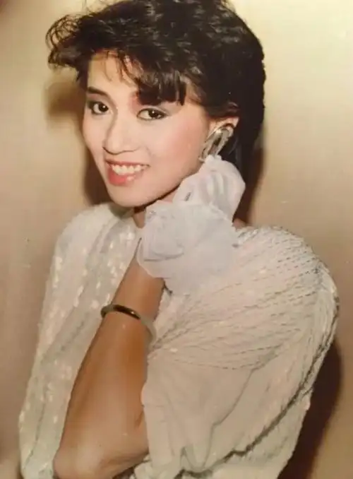 地看着梅艳芳,而这时她语出惊言:"我要去看个朋友,回来我就乖乖化疗