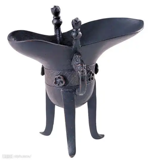 在中国的南方,用木胎涂漆工艺制作的漆制酒具逐渐流行,其形制也基本上