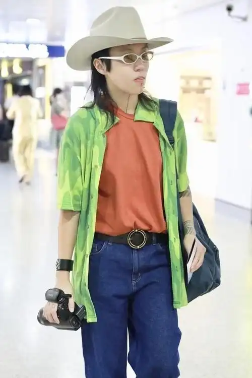 王菲大女儿窦靖童的魔法穿搭,原来衬衫 t恤这么穿,也很时尚洋气