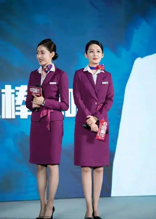 太像了,张天爱和李沁站在一起真的傻傻分不清楚