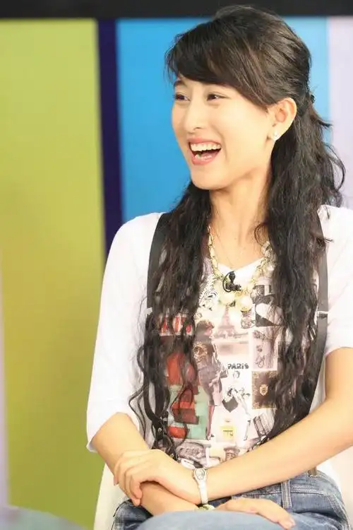 图文影视节目展马苏开心笑容