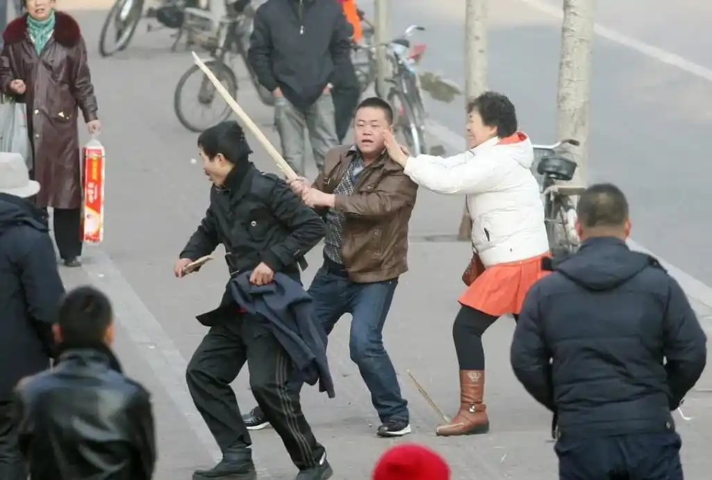 丈夫与邻居打架被带走,寻衅滋事到底是怎样一个罪名?