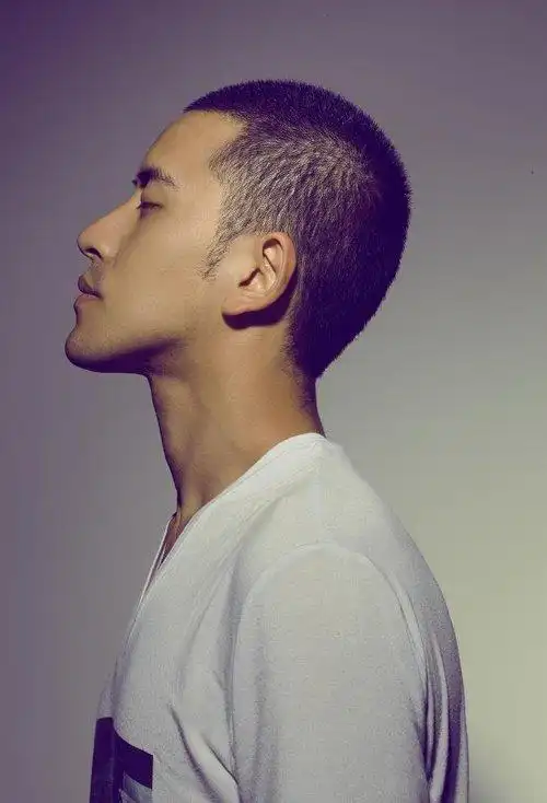 青年男生剃超短寸头引领时代风 阳光帅气男生短直发图片大全_发型师姐