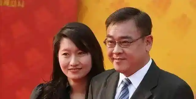 丁克9年后,60岁的尔冬升对妻子说:我有个2岁的女儿,离婚!