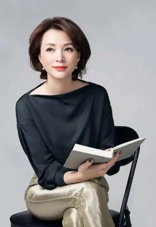 董卿是具有高级"贵妇感"的女人,穿中国红连衣裙配短发,美翻了|董卿|中