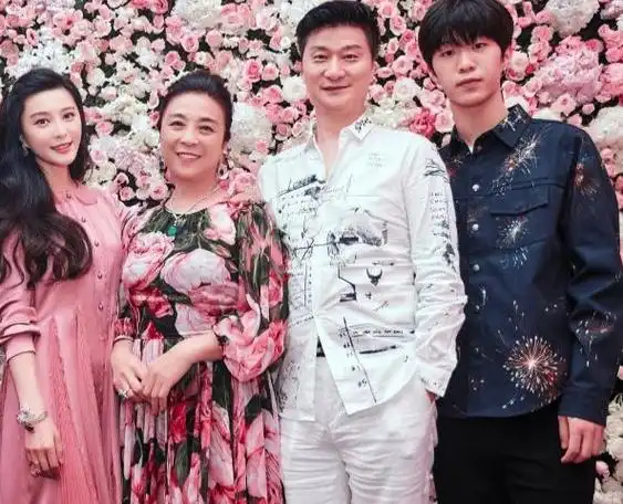 范冰冰给妈妈过生日晒照片,母亲颜值逆天,简直是姐妹花!