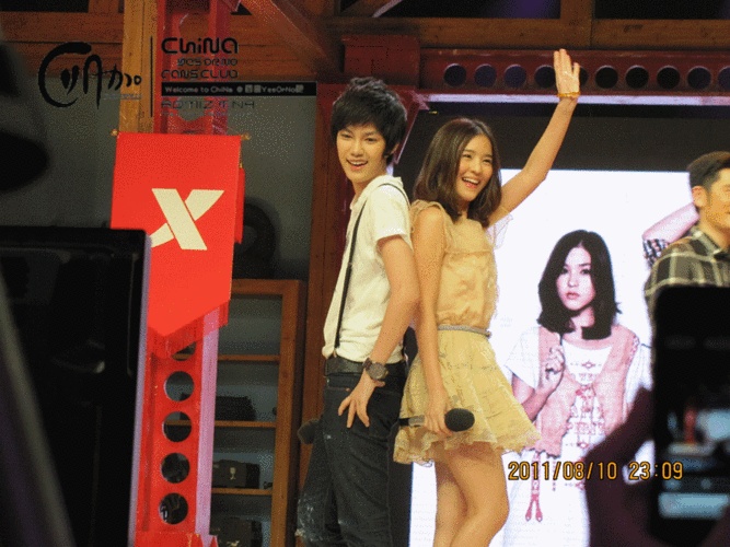 泰国tina和aom上天天向上的那身衣服的照片