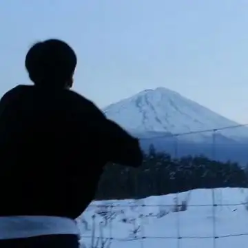 在黑暗里,只有他知道这一切是真的,男生头像图片-回车桌面