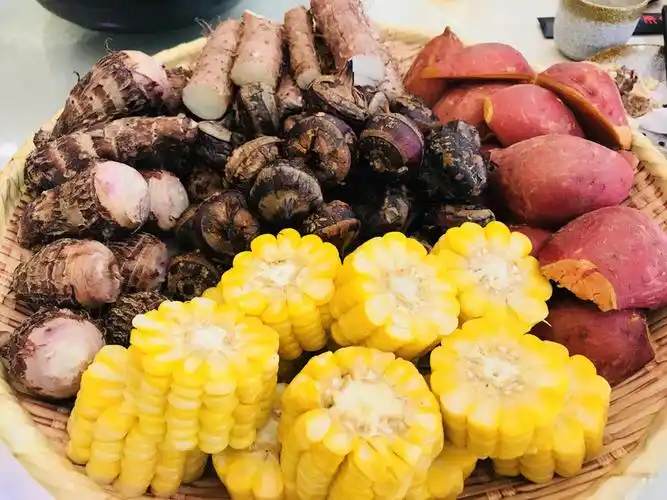 五谷杂粮,分别为玉米,红薯,马蹄,芋头,淮山,蒸熟后用簸箕盛装.