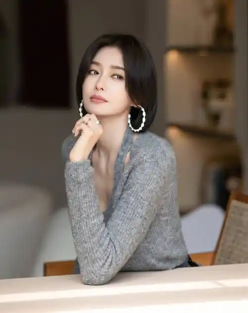 "开衫 牛仔裤"真的很适合中年女人:瞧44岁的秦岚这样穿多美