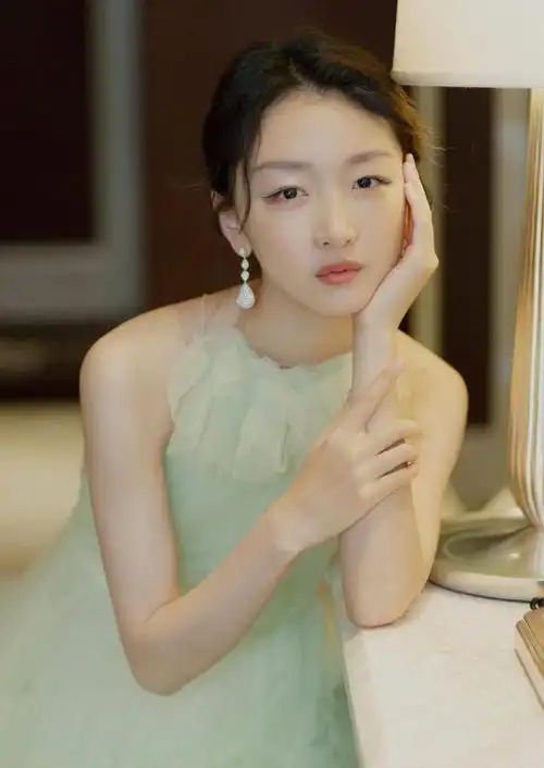 周冬雨现身乌镇,天生丽质加上时尚衣品引发网友热议