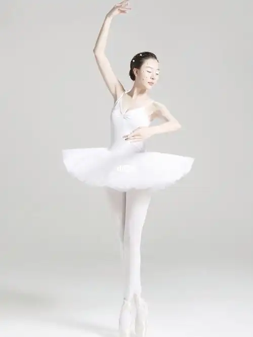 舞蹈写真跳芭蕾的女孩