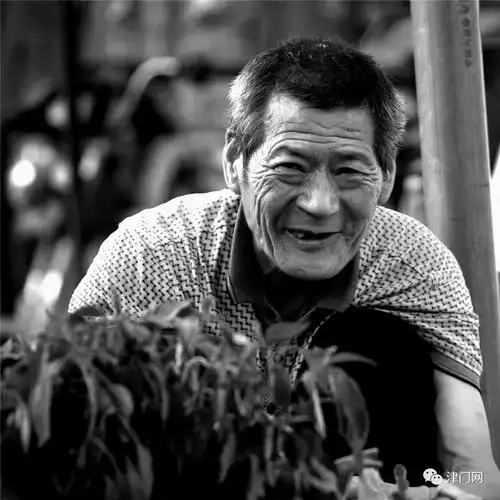【黑白影像】范相辉摄影作品赏析 ·《集市的老人》