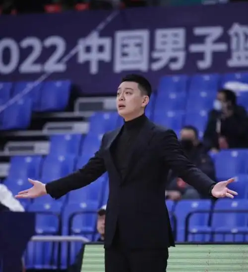 穿西装cba主帅主要负责帅杨鸣