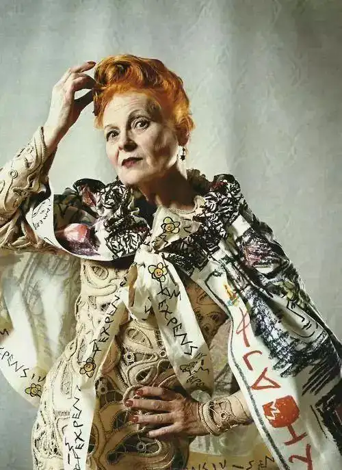 这个女人就是薇薇安·韦斯特伍德(vivienne westwood),拥有这么温婉的