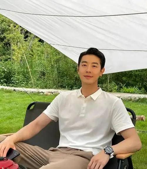 40岁的中年帅气大叔单月涨粉百万打破大家对中年油腻的固有印象