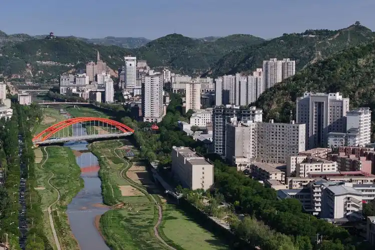 这是5月7日拍摄的延安新区风光(无人机照片).新华社记者 张博文 摄