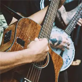 弹吉他的唯美头像真人弹吉他的人物图片