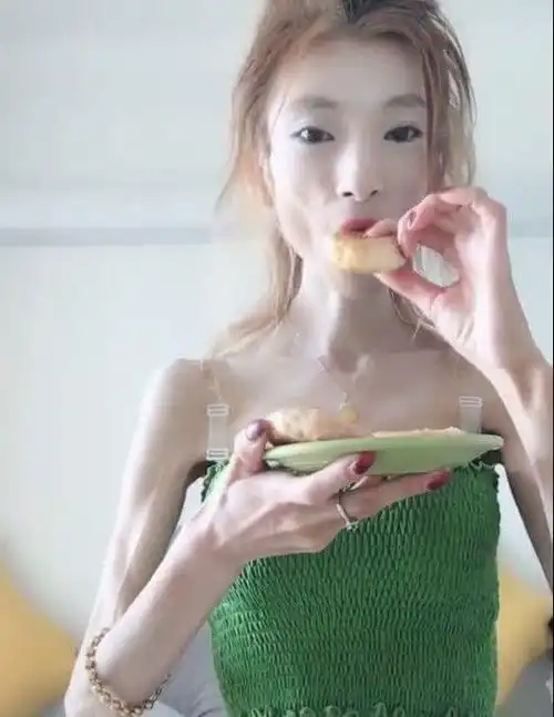 瘦到不能再瘦小姑娘火了她的模样让人惊讶网友去医院吧