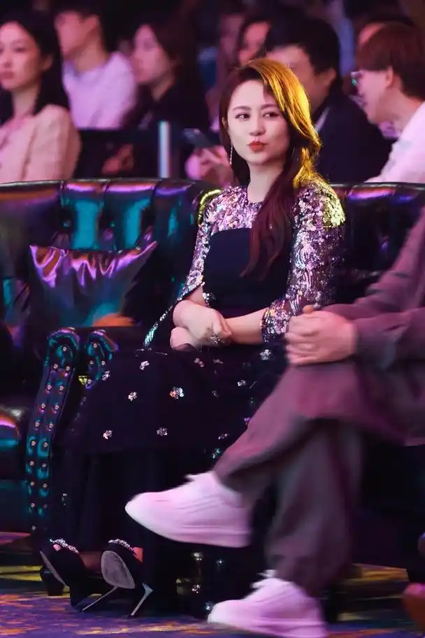 马丽亮相喜人之夜盛典,穿黑金拼接礼服,难得留起长发,又飒又美