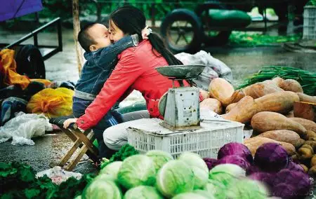 全球最感动人心的母子照片哪一张让你想到自己的母亲