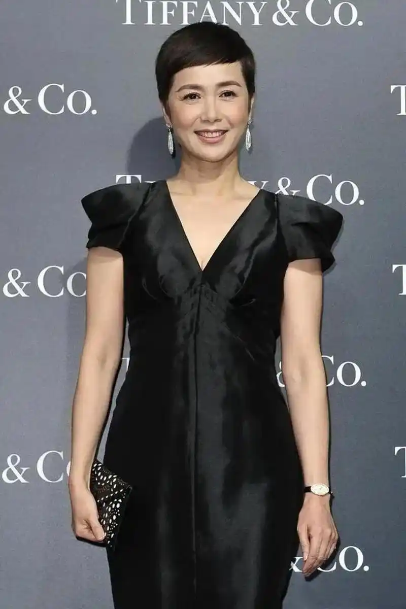 蒋雯丽真自信!活动生图不修就放出来,身穿黑裙与妇女无异