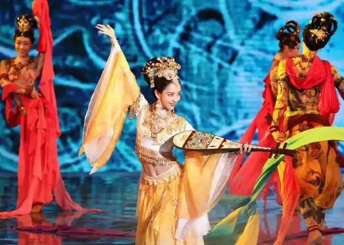 华表奖:佟丽娅一袭古装惊艳全场,网友:仙女下凡引人瞩目!