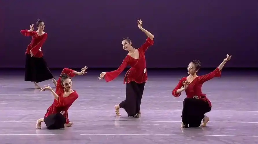 北京舞蹈学院女班古典舞身韵展示专业的就是不一样看着舒服