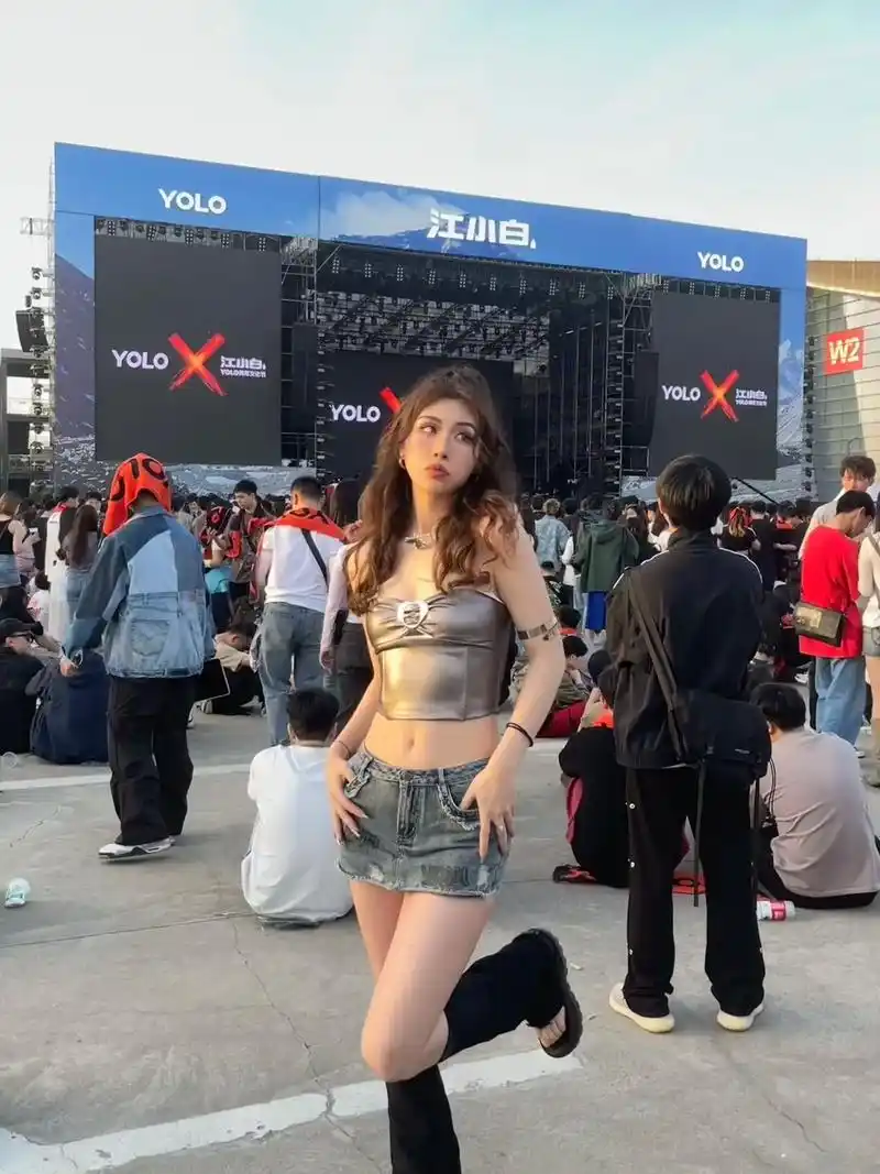 有空一起蹦迪 没空各自打工 真的泰裤辣#泰裤辣 #音乐节穿搭 - 抖音