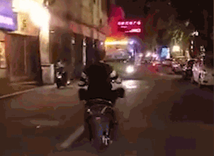 尾随其后的视频拍摄者,则发出阵阵大笑声.