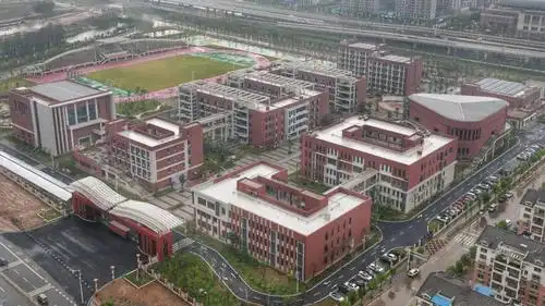 晴川高中不仅校址用的武汉三中原址,校园文化和精神亦与武汉三中一脉