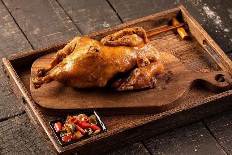 做道口烧鸡一定要用童子鸡,它对火候和制作工艺要求很高,一定要用8味