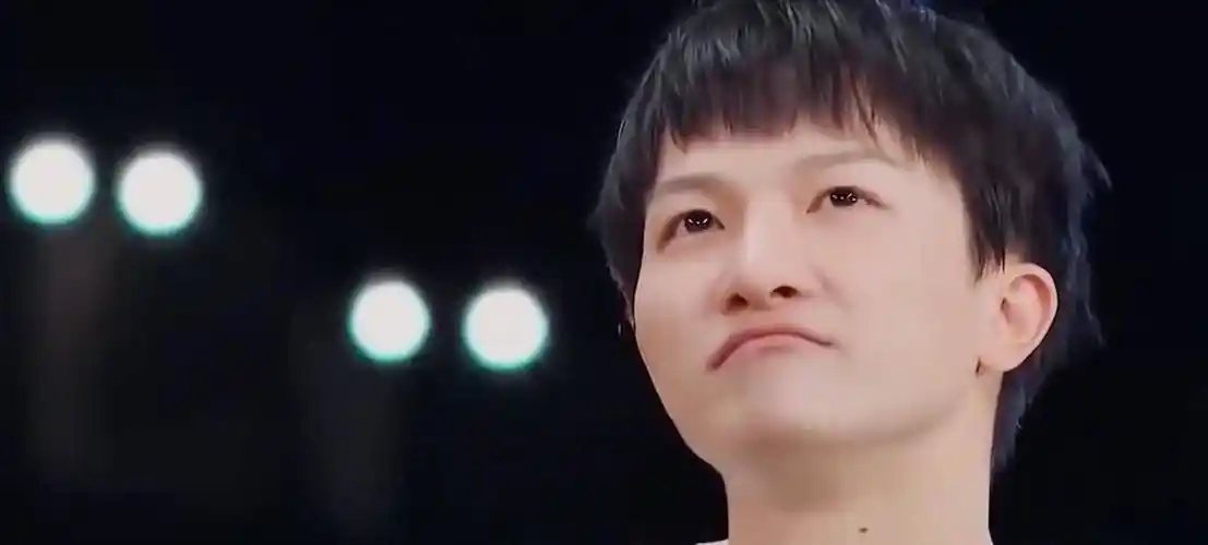 从乡村留守儿童到国际歌坛巨星:周深的成名之路揭秘!_父母_舞台_卡布