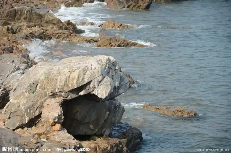 海边岩石图片