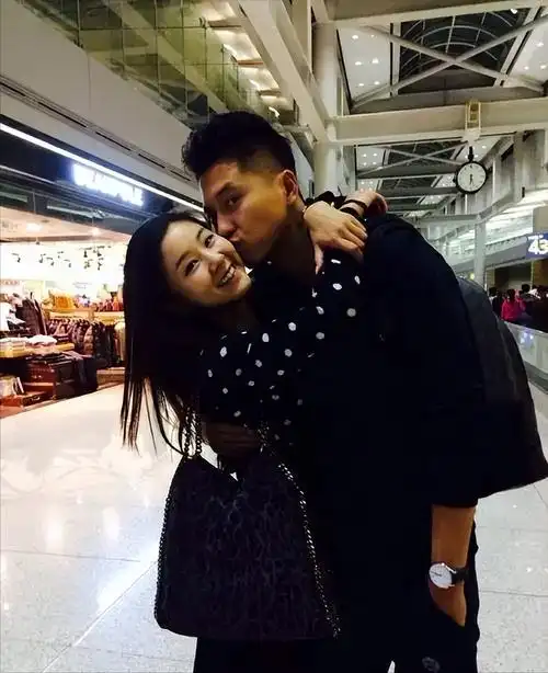 演员王雷一家在新加坡过年,豪华住所惹争议,网友:改国籍了吧?