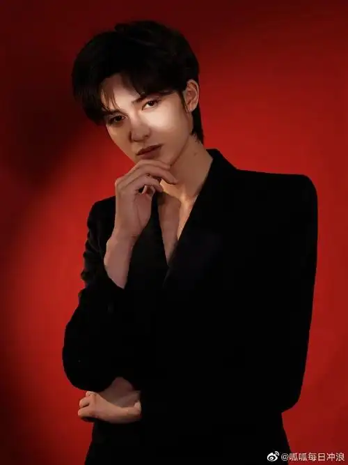 朱正廷亮相华表奖红毯##朱正廷华表奖黑色真空西装造型