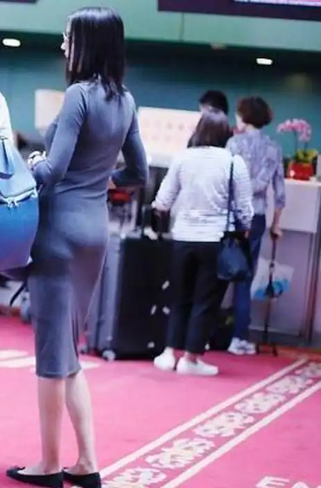 张梓琳这包臀裙穿的太紧了!内裤勒出痕,网友:身材好也要悠着点