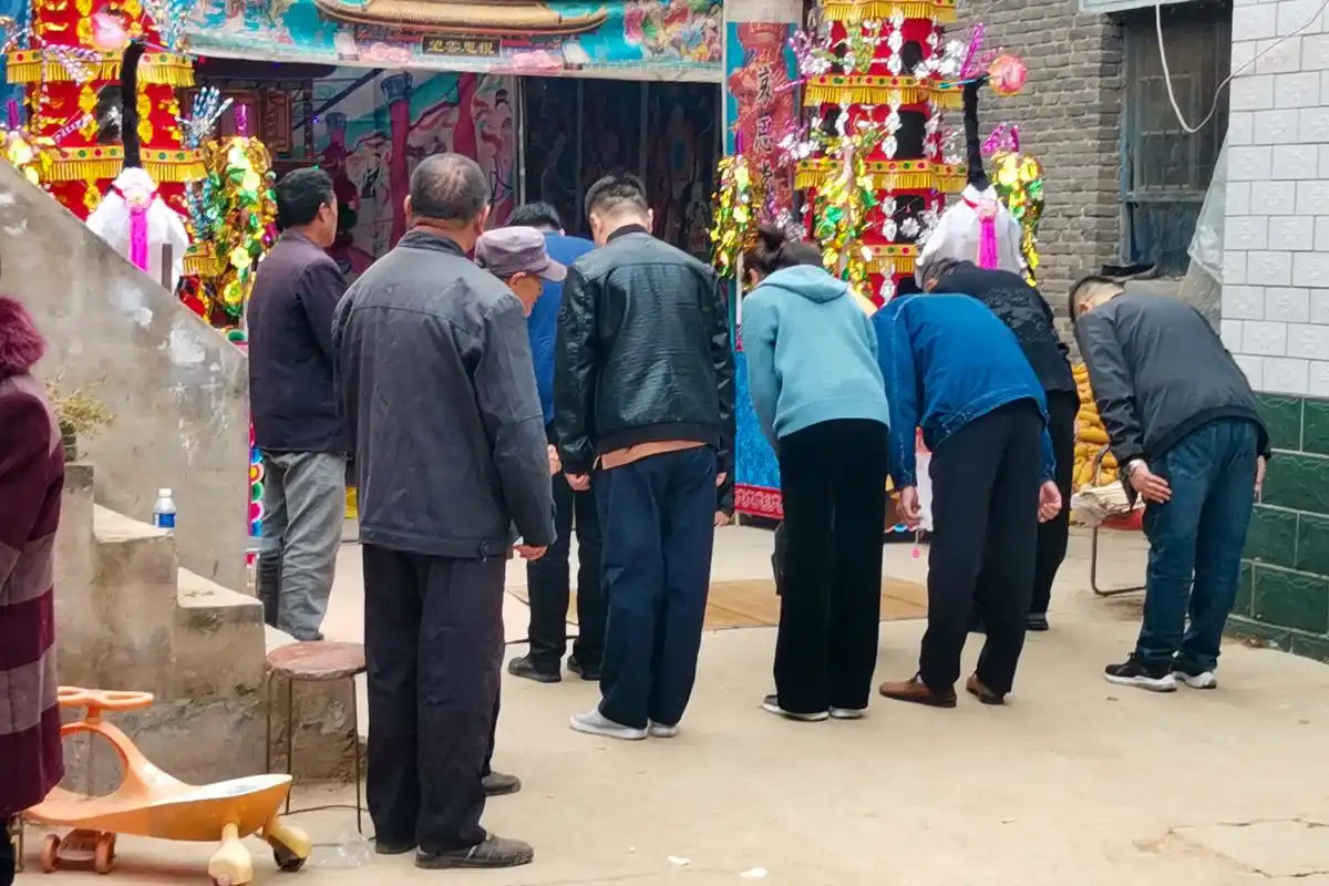 原创豫北农村丧事办三年曾经不简单的事办简单白孝服变成了蓝毛巾