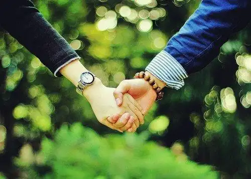 手牵手的情侣图片