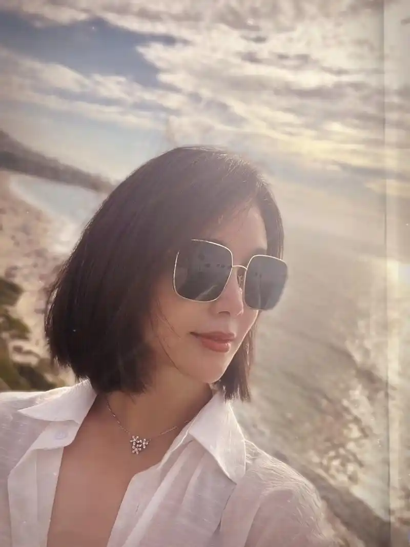 左小青靓丽海边美照