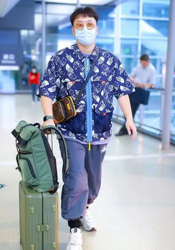 杜海涛西瓜头圆眼镜衬衫潮酷十足机场照图片