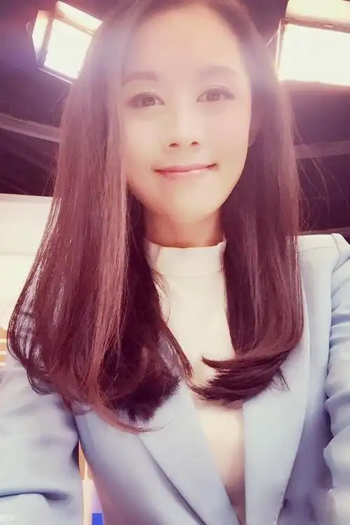 央视新晋女主播李蕊