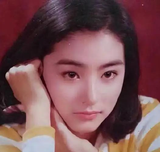 让人可惜的是林青霞年轻的时候感情比较坎坷,甚至网友还针对她创作了